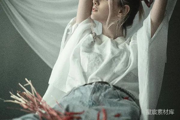 高清摄影 白裙女子躺在红色花朵上