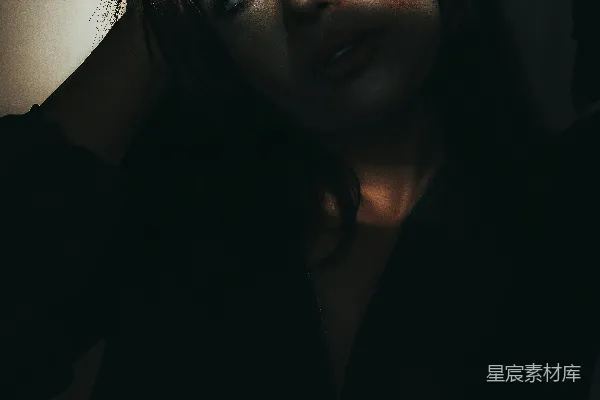高清摄影 黑色风衣女子微笑