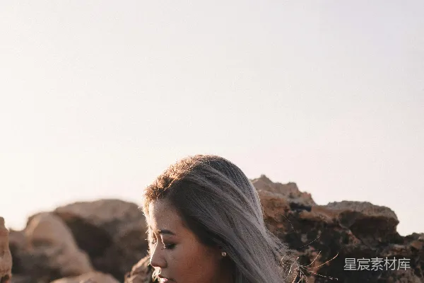 高清摄影 白衬衫黑格纹女郎在棕色岩 formation 上方白天站立于岩石 formations 上