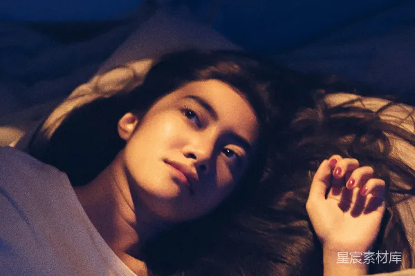 高清摄影 床上的女人仰头躺着