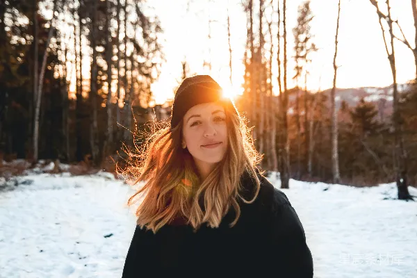 高清摄影 黑色夹克和羊毛帽子的女人在覆有积雪的地面上站立，白天。