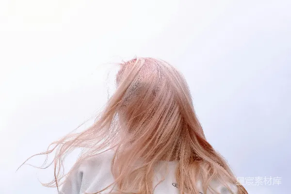 高清摄影 一头粉色头发的女人站在一片阴云的天空前
