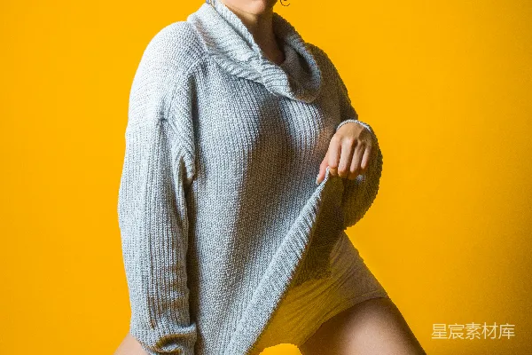 高清摄影 一个蓝色头发的女人坐在地上。