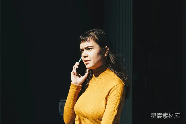 高清摄影 白天妇女右手耳朵戴着手机步行