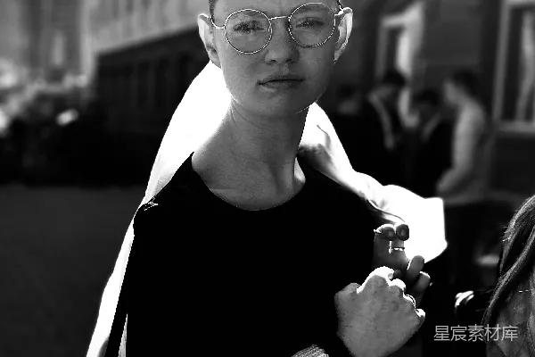 高清摄影 一位穿着眼镜的妇女黑白照