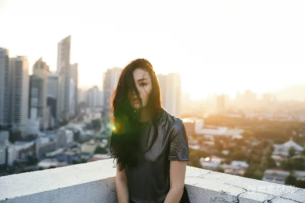 高清摄影 身穿灰色T恤的女人在屋顶上欣赏日出