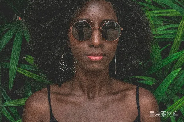 高清摄影 女人站在一盆绿色植物的前面
