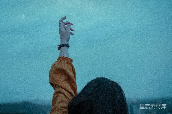 高清摄影 棕色夹克的女人举起了她左手中的手