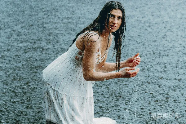 高清摄影 女人站在雨中，紧拥着它。