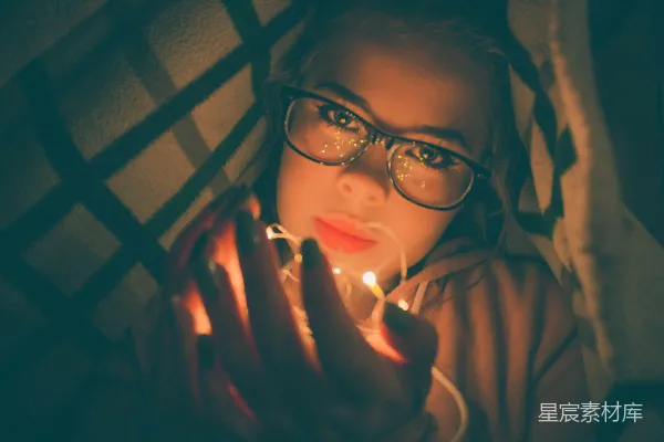 高清摄影 手持串灯的女人