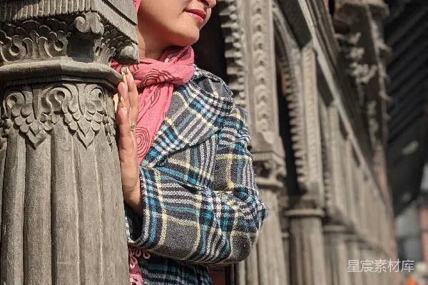 高清摄影 身穿红白相间条纹连衣裙和白衬衫的女士在棕色混凝土柱旁站立，白天时光。