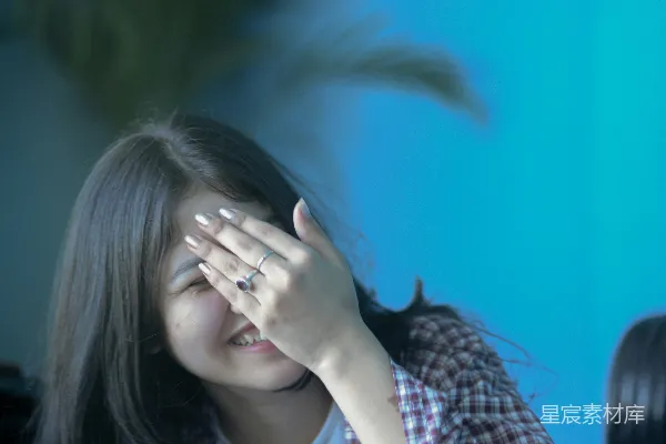高清摄影 一个女人用手捂着脸