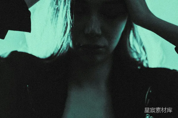 高清摄影 一个女人在黑暗中抓着自己的头发