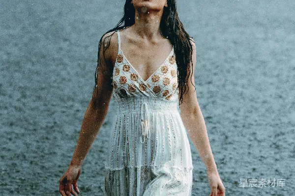高清摄影 女士张开双臂享受着雨水。
