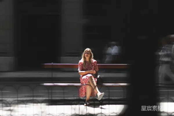 高清摄影 一个女人坐在长凳上