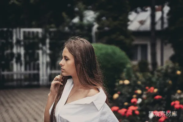 高清摄影 白袖衫的女人在白天站在近处的红花旁