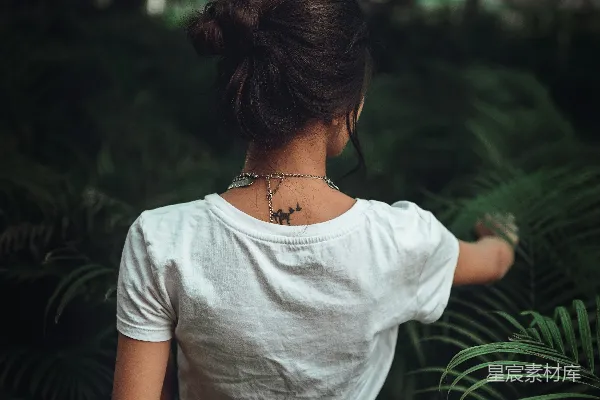 高清摄影 身穿白色圆领衫的女士