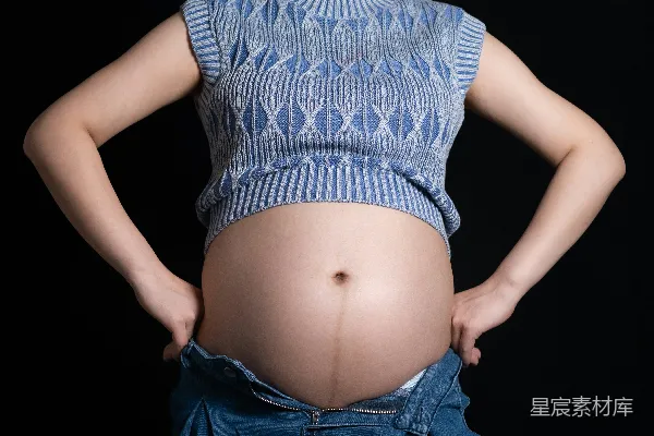 高清摄影 孕妇站立，双手叉腰