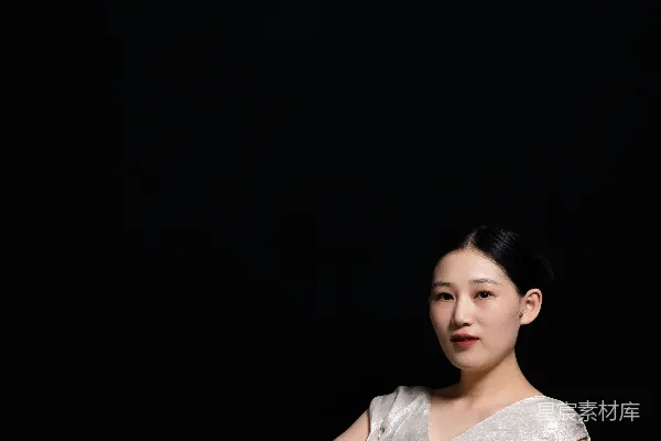 高清摄影 一个女人坐在地上穿着白色连衣裙。