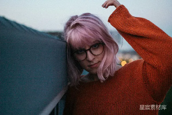 高清摄影 红毛衣的女人靠着灰色的混凝土墙