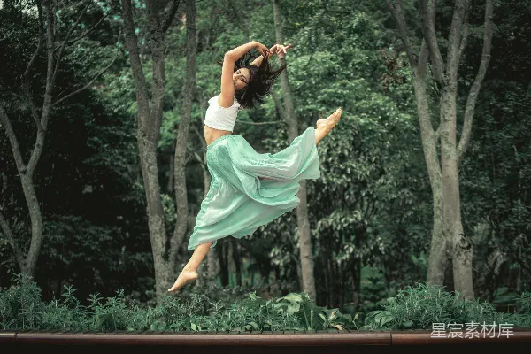 高清摄影 白 dress 穿着的妇女在白天在棕色木制围栏上跳跃