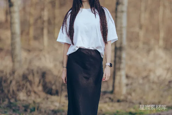 高清摄影 一个留着长发的女人穿着白色上衣和黑色短裙