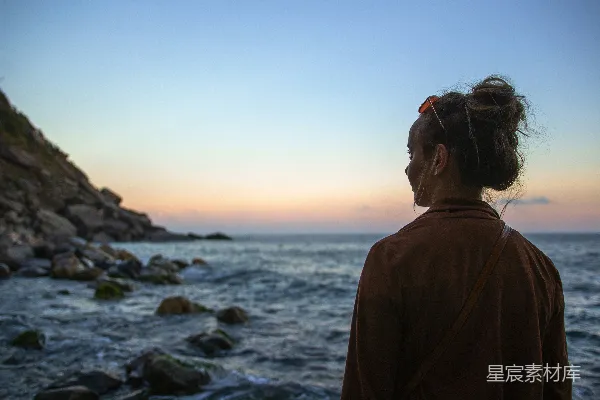 高清摄影 女人站在近水边