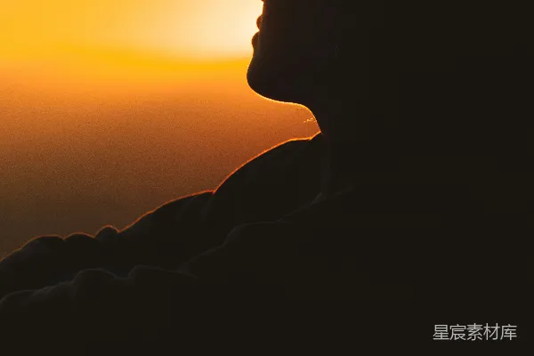 高清摄影 戴着太阳镜的女人正在看日落。