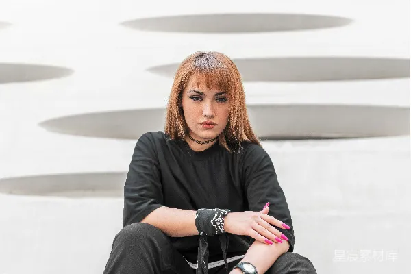 高清摄影 黑色长袖上衣的女人坐在灰色混凝土台阶上