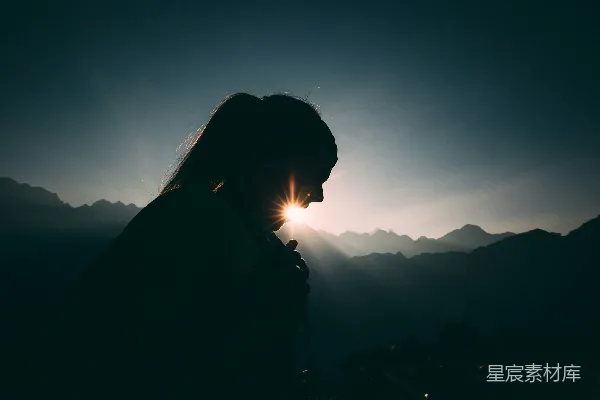 高清摄影 夕阳下女人站在山顶的轮廓