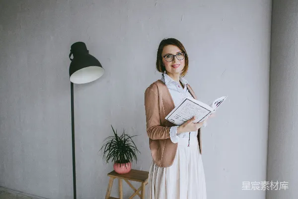 高清摄影 一个女人站在房间里手里拿着一本书