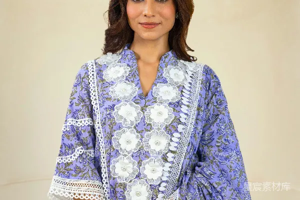 高清摄影 一个穿着蓝白条纹衣服的女人站在一张沙发前