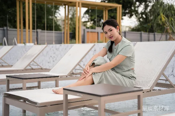 高清摄影 灰裙衫女士坐在棕色木制野餐桌旁的白天