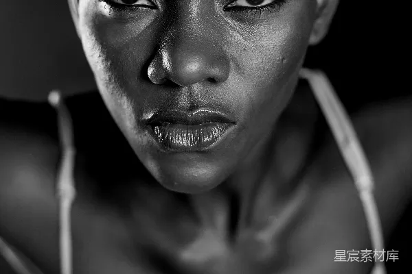 高清摄影 白色T恤衫女人的灰度照片