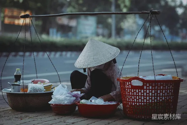 高清摄影 一个人坐在码头上，手里拿着一个篮子的食物。