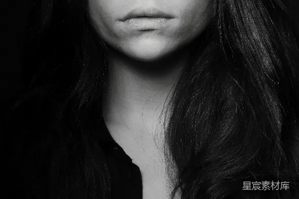 高清摄影 黑色帽子戴着的女人的灰度照片