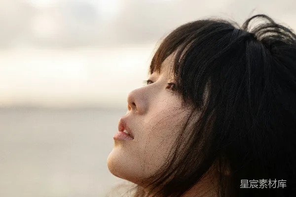 高清摄影 红衣女子低头看
