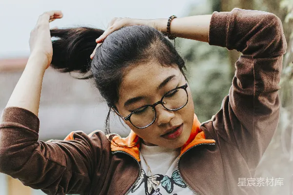 高清摄影 一个戴着眼镜穿着棕色夹克的女性
