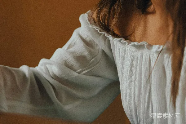 高清摄影 白衬衫女士手持着手机