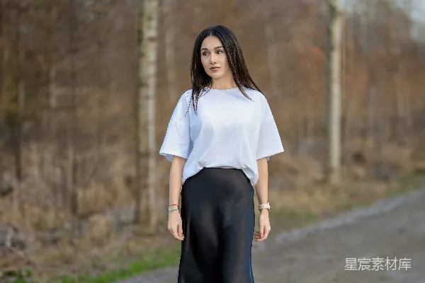 高清摄影 白色上衣和黑色裙子的女人