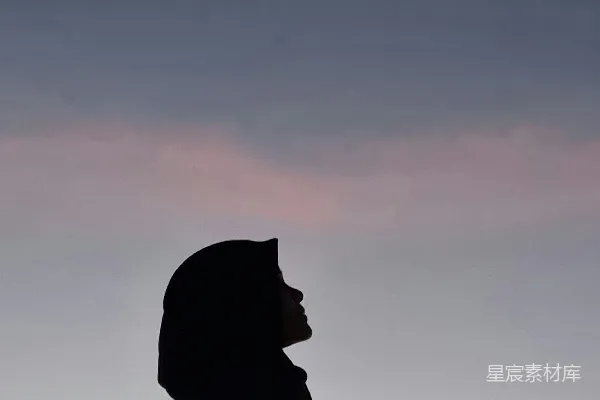 高清摄影 夕阳下，一位女子和一位男子的轮廓形象