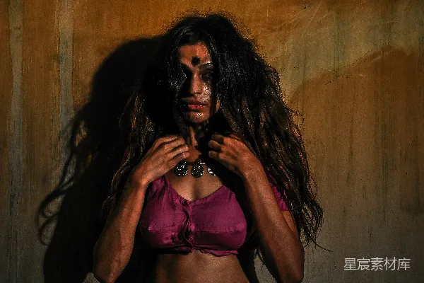高清摄影 一个穿着紫色文胸的女人站在一群女性前面。