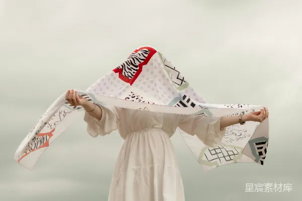 高清摄影 身穿白色连衣裙的女人正在拿着风筝