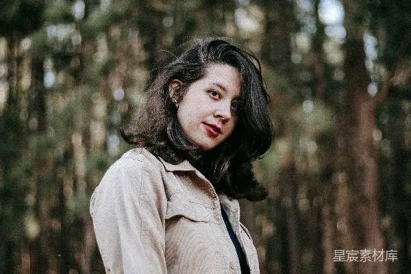 高清摄影 穿着棕色夹克的女人在白天站在树木附近。