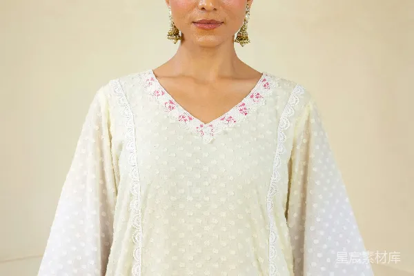 高清摄影 一个女人站在一面白色墙前