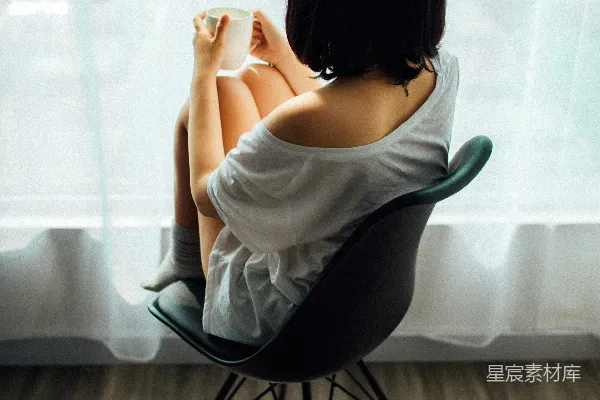 高清摄影 白上衣女子坐在椅子上