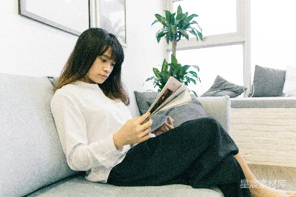 高清摄影 白上衣长裙女子坐在沙发上