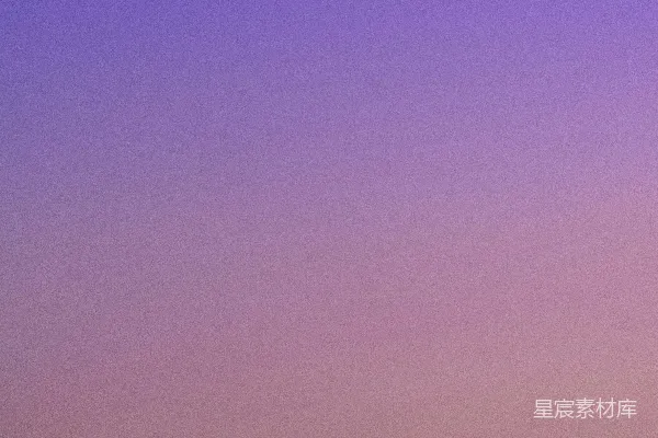 远处紫色天空中悬挂着半个月亮