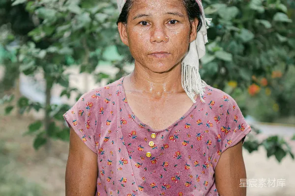 高清摄影 一个妇女站在一棵苹果树前