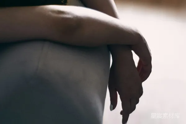 高清摄影 黑色连衣裙的女人躺在灰色的沙发上